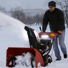 Снегоуборщик бензиновый DDE ST6561L (двиг Loncin 6,5 л.с. захват 24'' 5 вперёд 14" колёса, управлен14" колёса, управление выбросом на панели)